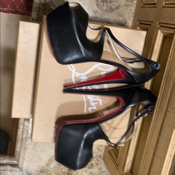 Christian Louboutin - Picture 6 of 6